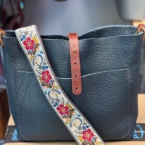 Go forth Goods Small Navy Avery EUC